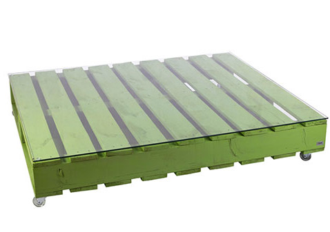 Mesa de colores hecha con palets