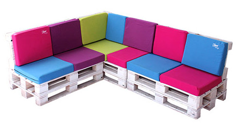Sofá de colores hecho con palets de madera