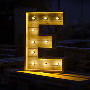 letras de madera con luz