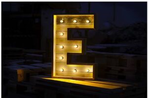 Letras de madera con luz
