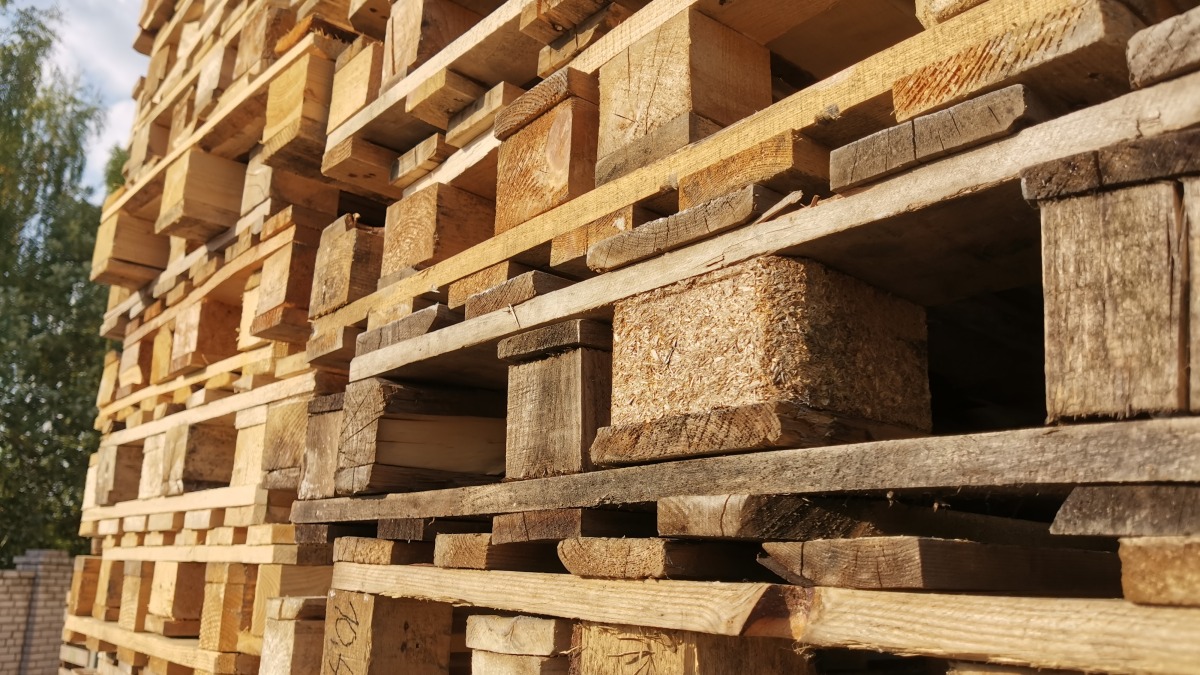 RAP de envases industriales y palets Europalets de madera apilados, envases de transporte sujetos a la responsabilidad ampliada del productor
